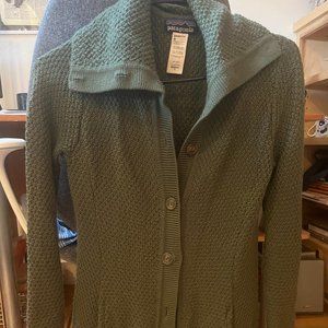 Patagonia 100% Merino Wool Sweater Size Small in Green with Pockets